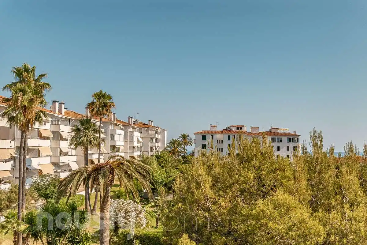 Vista exterior de Pis en venda en Sitges amb Jardí privat, Parquet i Traster