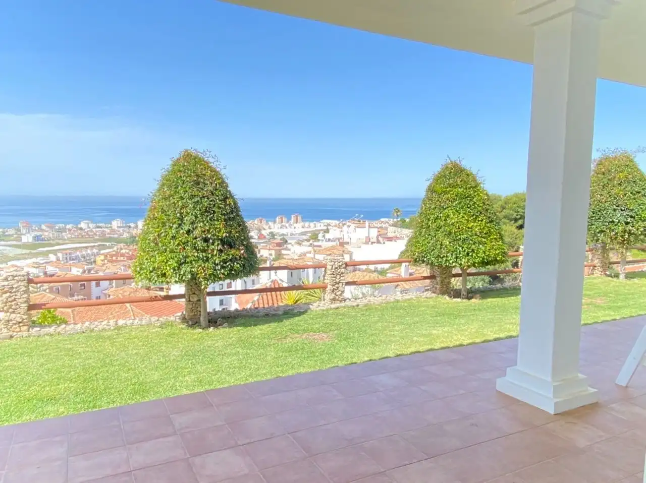 Vista exterior de Casa o xalet en venda en Torrox amb Aire condicionat, Jardí privat i Traster