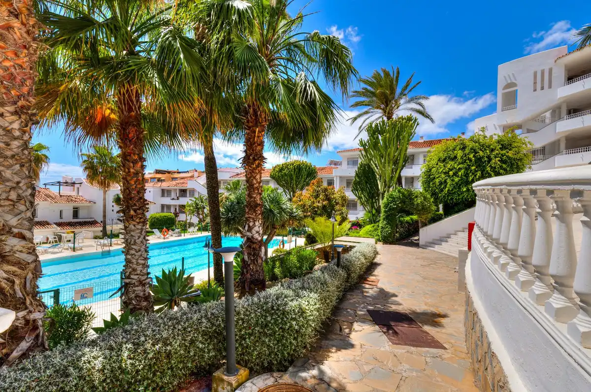 Vista exterior de Apartamento en venta en Fuengirola con Terraza, Piscina y Amueblado
