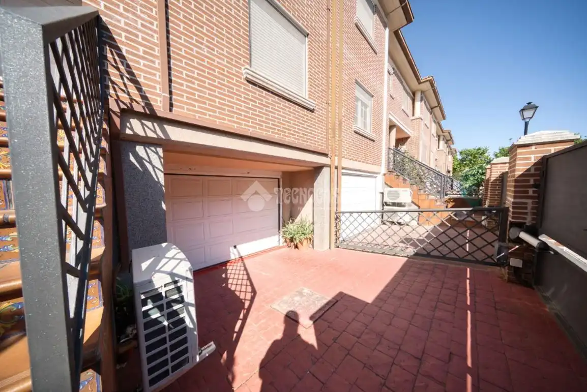 Vista exterior de Casa adosada en venda en Laguna de Duero amb Calefacció, Parquet i Balcó
