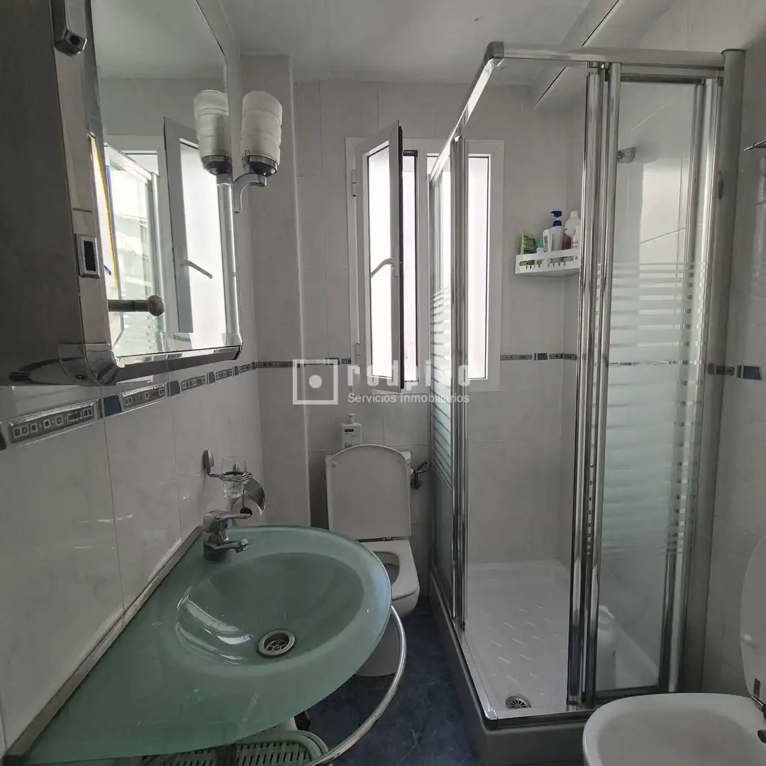 Bathroom of Flat for sale in Sevilla  with Air Conditioner and Terrace