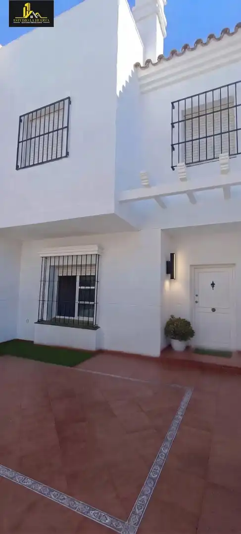 Vista exterior de Casa o xalet en venda en El Retiro - Parque Atlántico - Ronda este