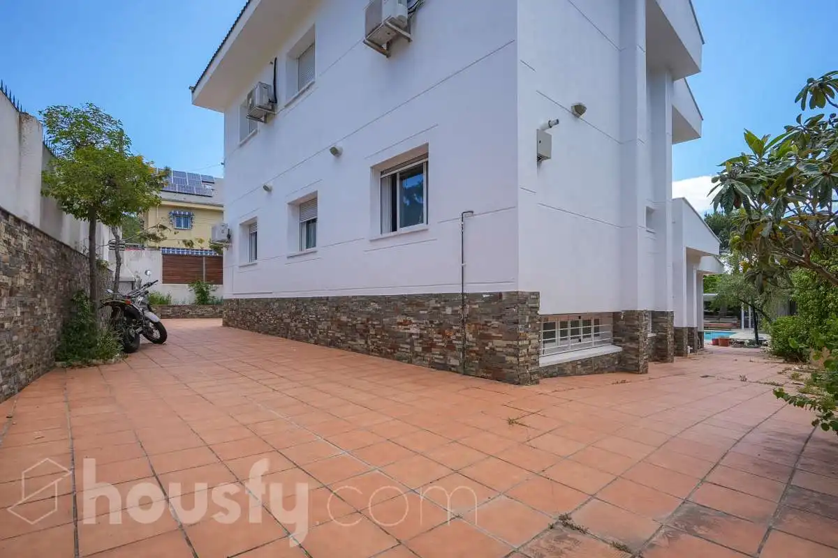 Vista exterior de Casa o xalet en venda en Pozuelo de Alarcón amb Aire condicionat, Calefacció i Jardí privat