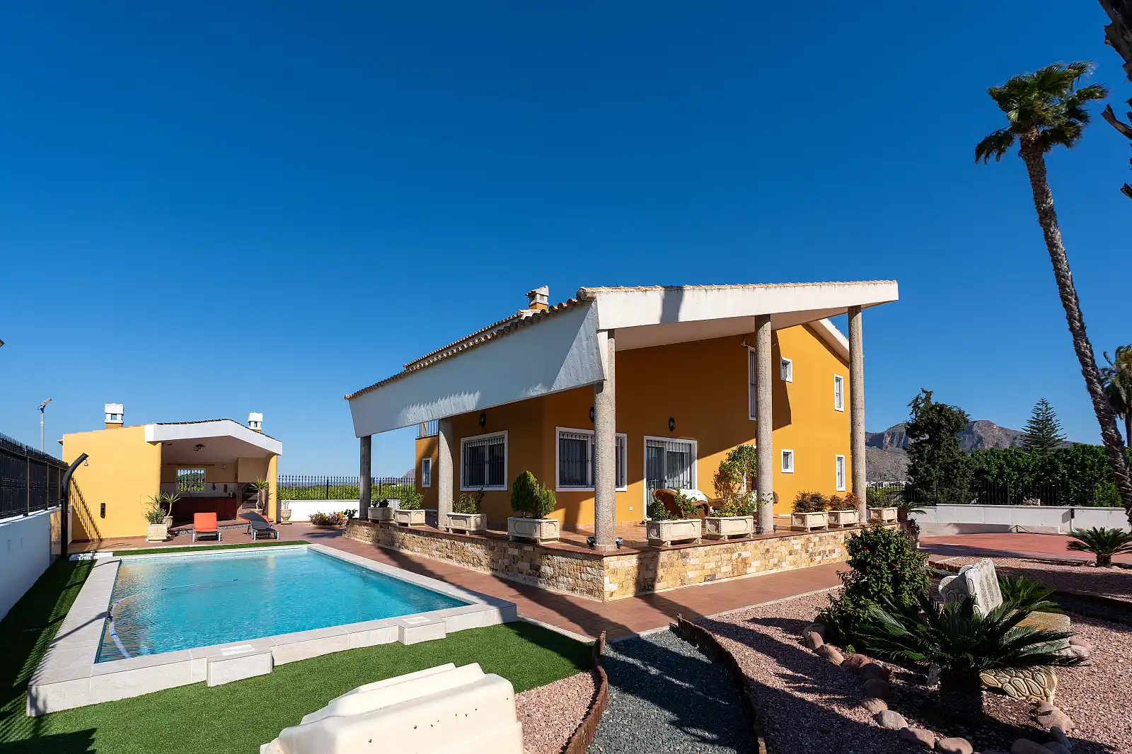 Vista exterior de Casa o xalet en venda en Orihuela amb Aire condicionat, Jardí privat i Terrassa