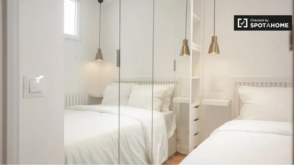 Bedroom of Flat for rent in Madrid  with Air Conditioner, Heating and Furnished