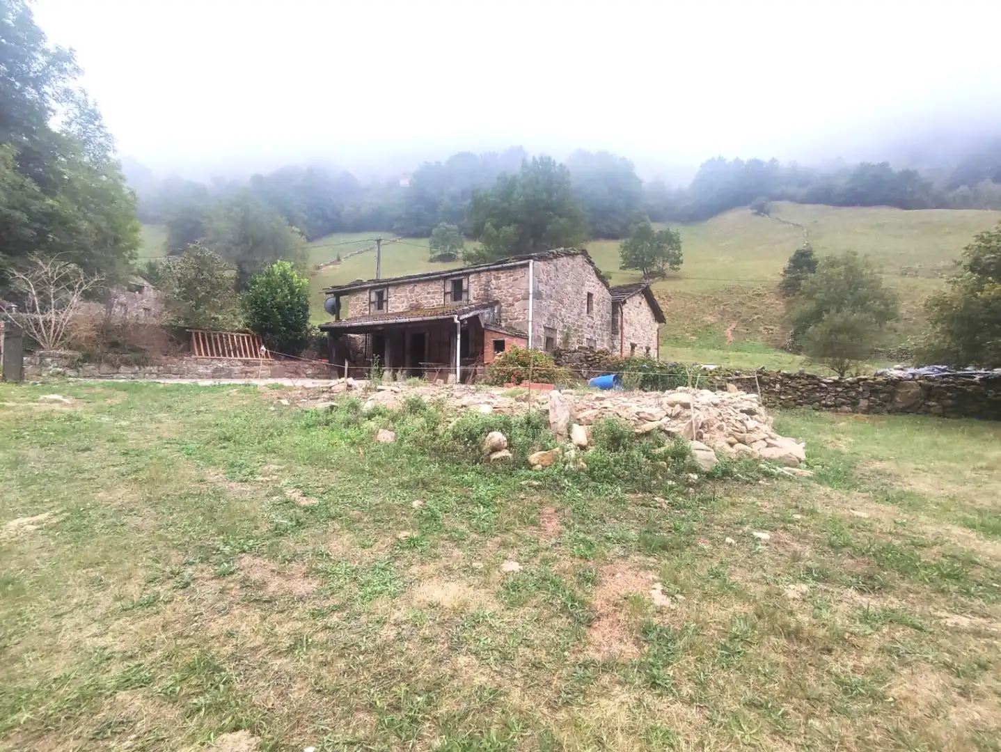 Vista exterior de Casa o xalet en venda en Vega de Pas amb Jardí privat i Terrassa