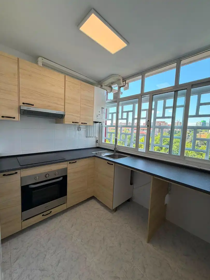 Cocina de Piso de alquiler en Madrid con Calefacción, Parquet y Terraza