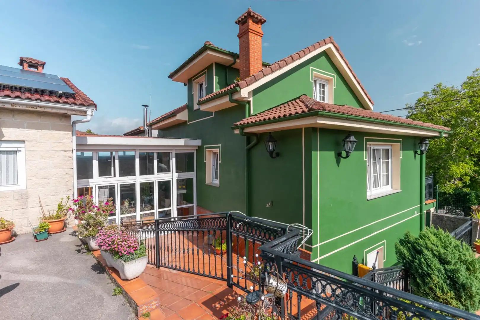 Vista exterior de Casa o xalet en venda en Muros de Nalón amb Calefacció, Jardí privat i Terrassa