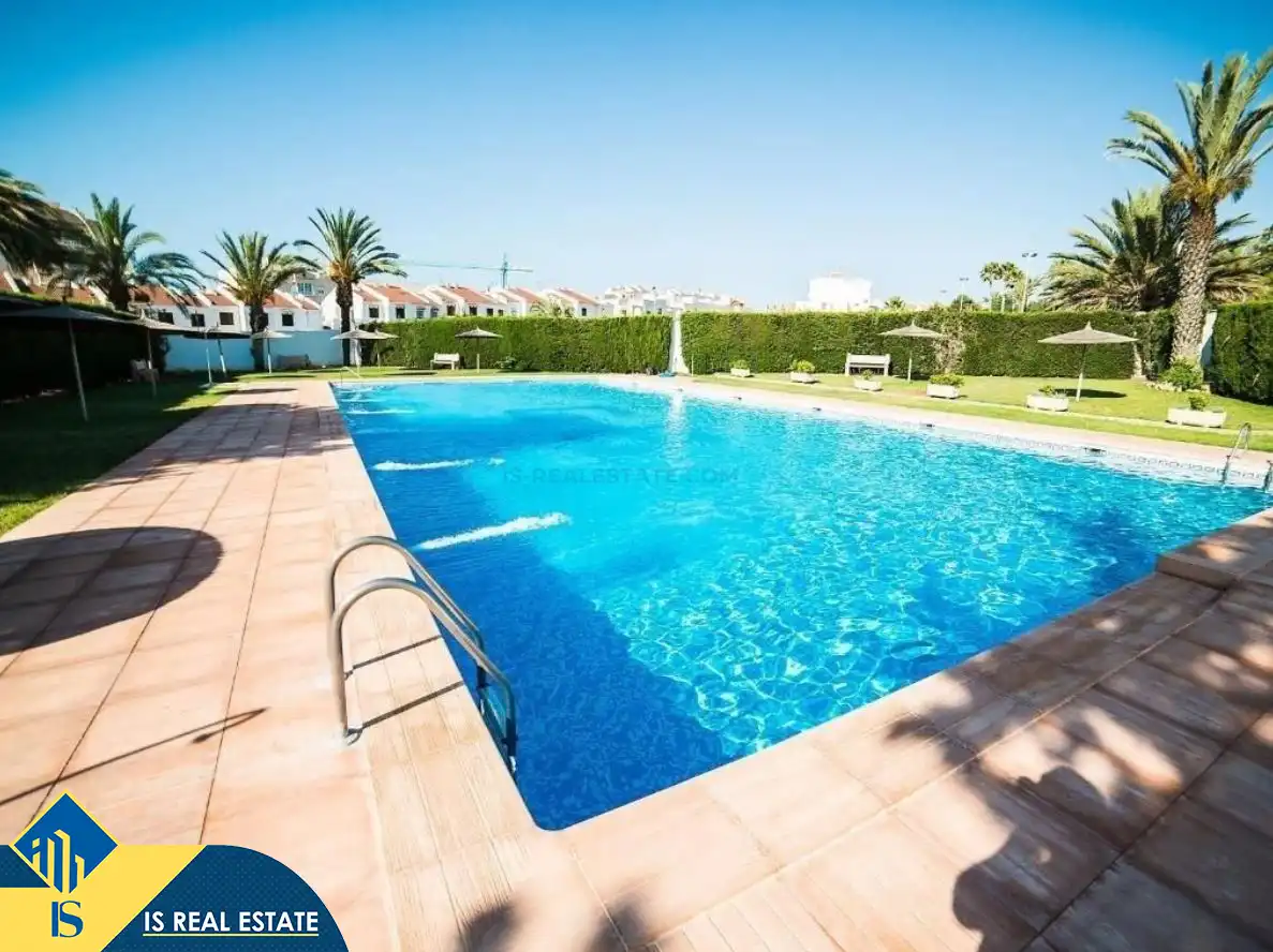 Schwimmbecken von Einfamilien-Reihenhaus zum Verkauf in Torrevieja mit Klimaanlage, Heizung und Privatgarten