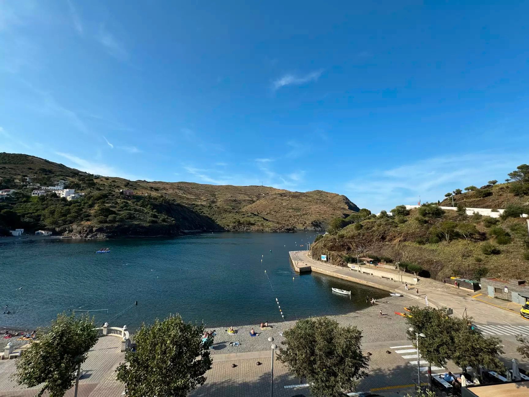 Außenansicht von Wohnungen zur Miete in Portbou mit Klimaanlage, Heizung und Terrasse