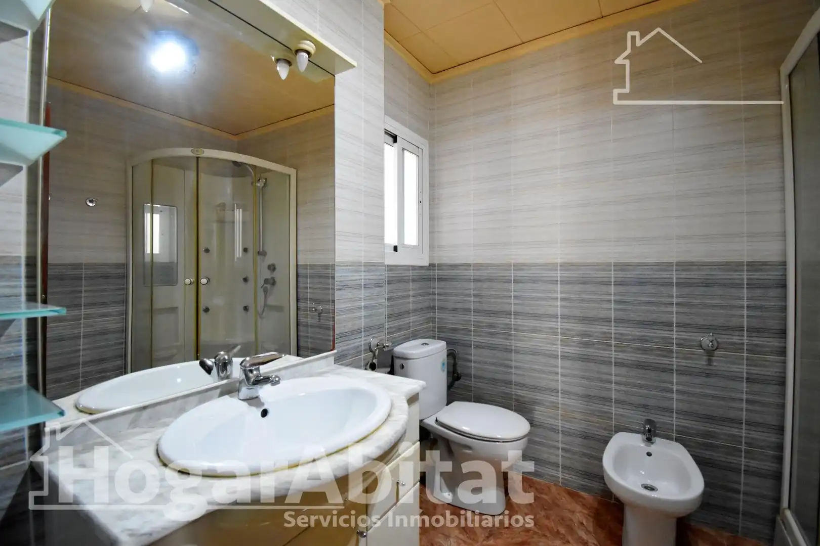 Baño de Piso en venta en Gandia con Terraza, Trastero y Amueblado