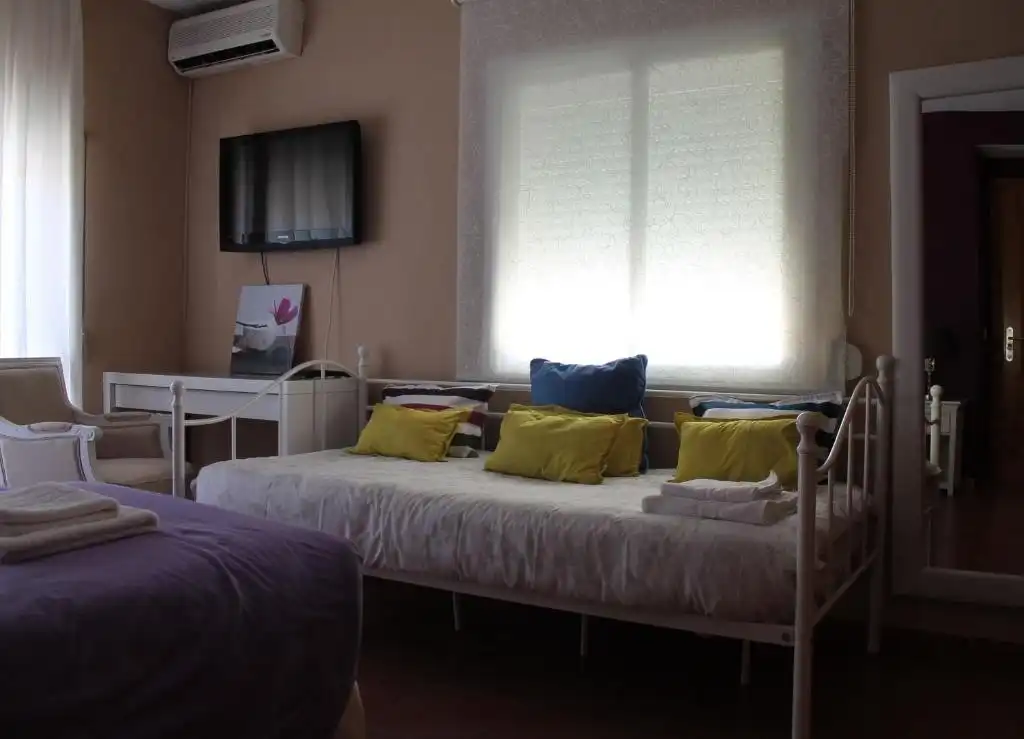 Habitación de Edificio en venta en San Martín del Tesorillo con Alarma
