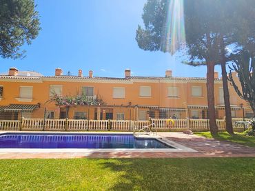 Casa aparellada amb piscina en venda a San Luis de Sabinillas