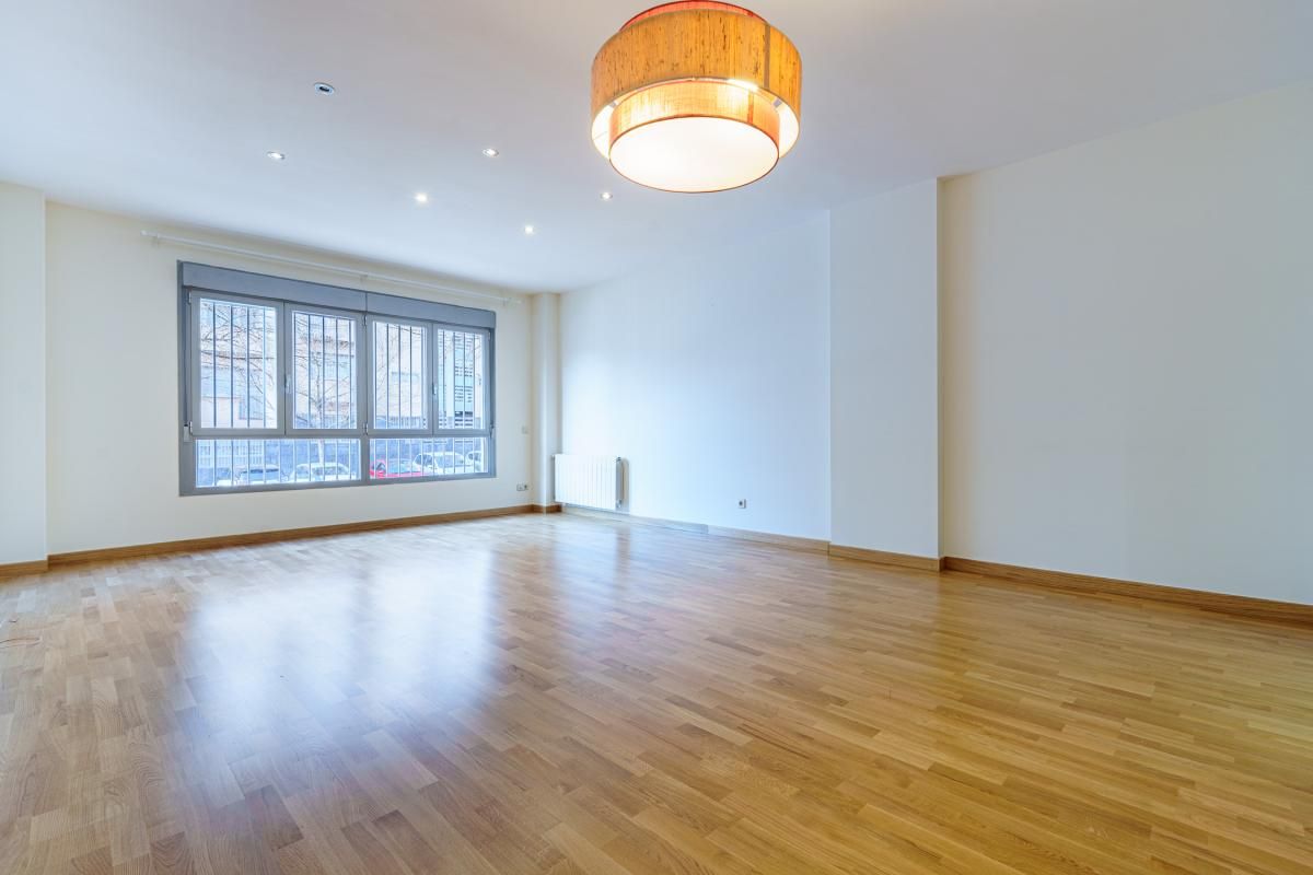 Living room of Planta baja for sale in  Madrid Capital  with Air Conditioner, Heating and Private garden