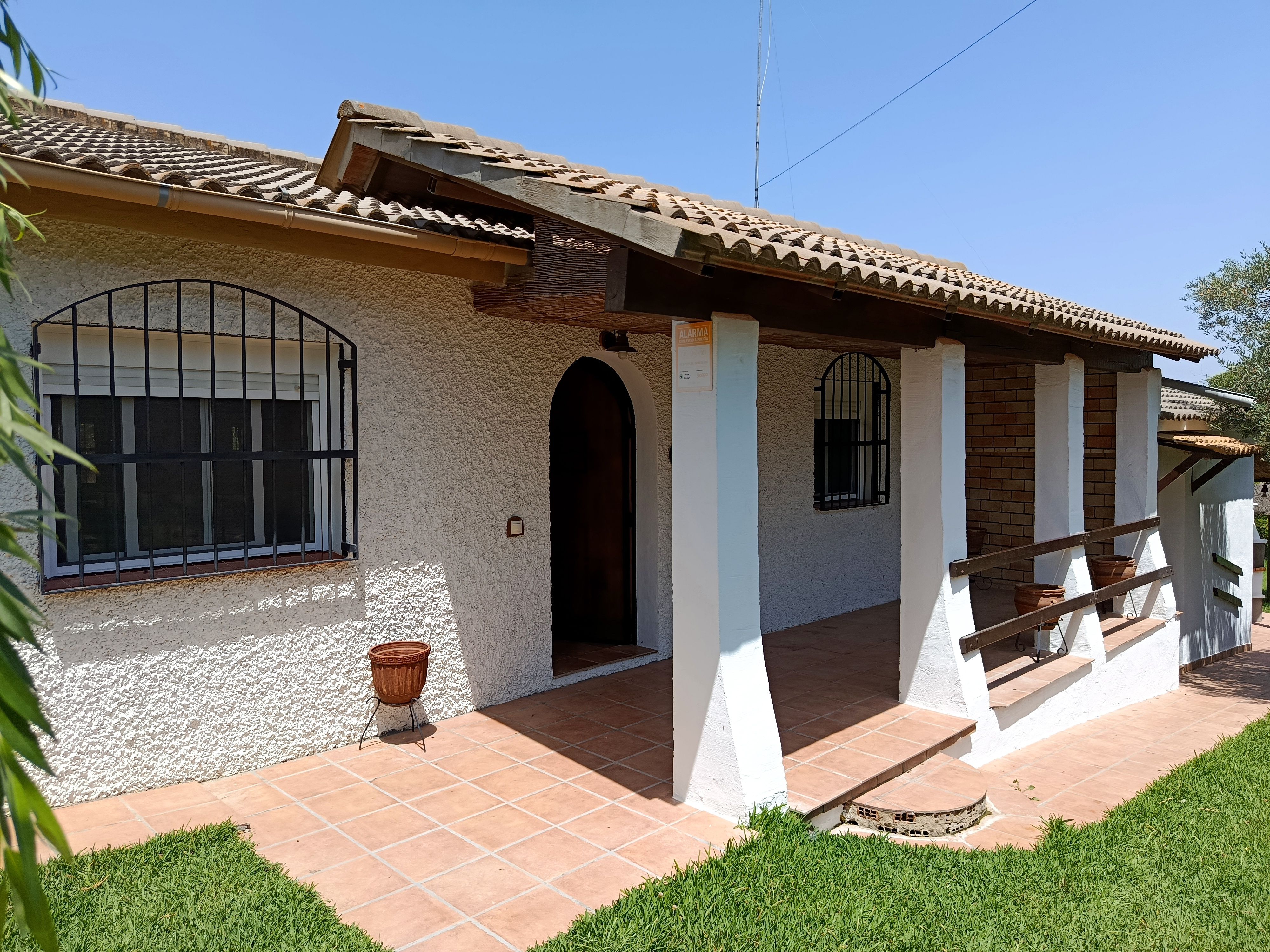 Vista exterior de Finca rústica en venda en Hinojos amb Jardí privat, Terrassa i Piscina
