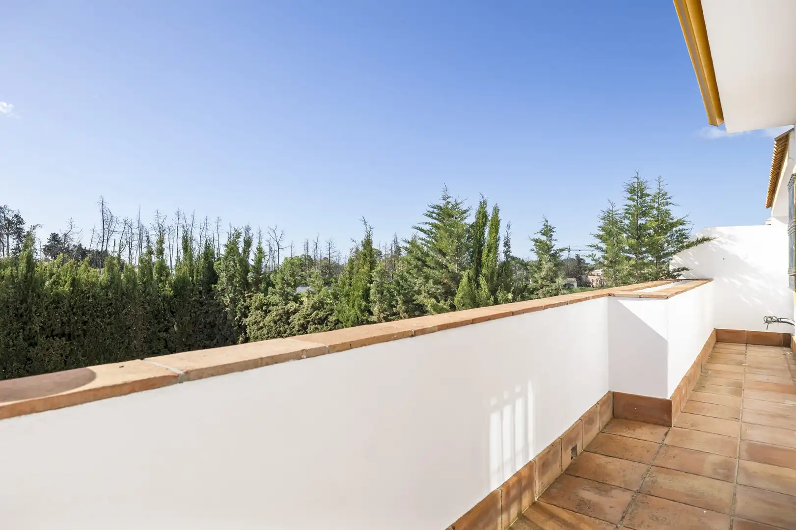 Terrasse von Einfamilien-Reihenhaus zum Verkauf in Marbella mit Klimaanlage, Terrasse und Schwimmbad