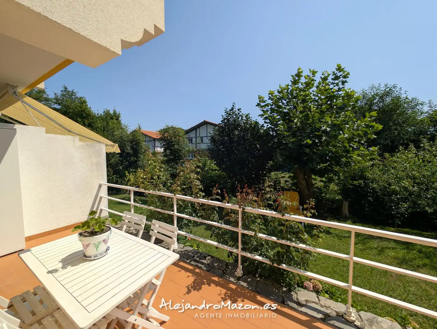 Terrasse von Einfamilien-Reihenhaus zum Verkauf in Castro-Urdiales mit Heizung, Privatgarten und Terrasse