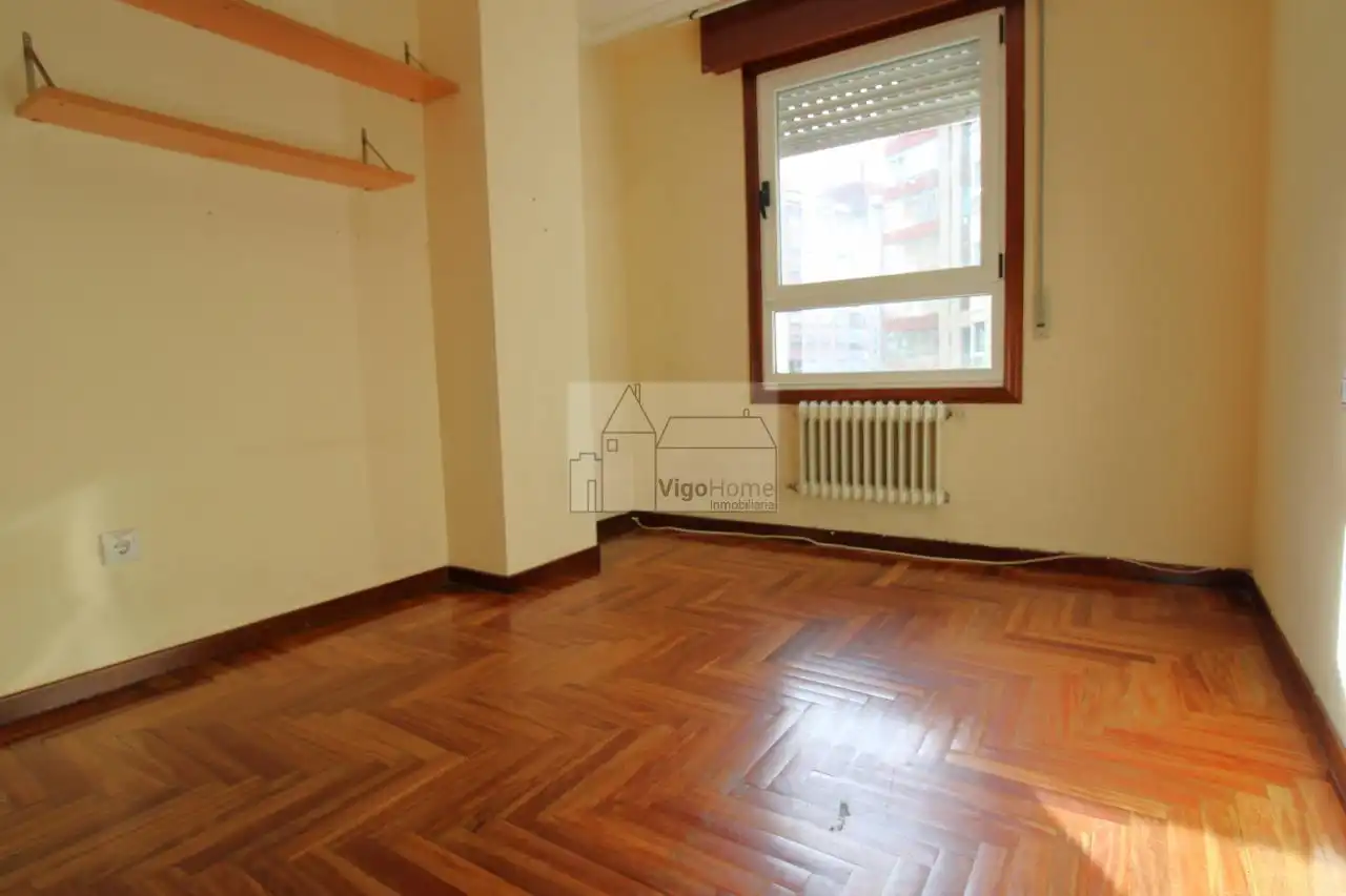 Bedroom of Flat for rent in Vigo   with Heating, Parquet flooring and Storage room