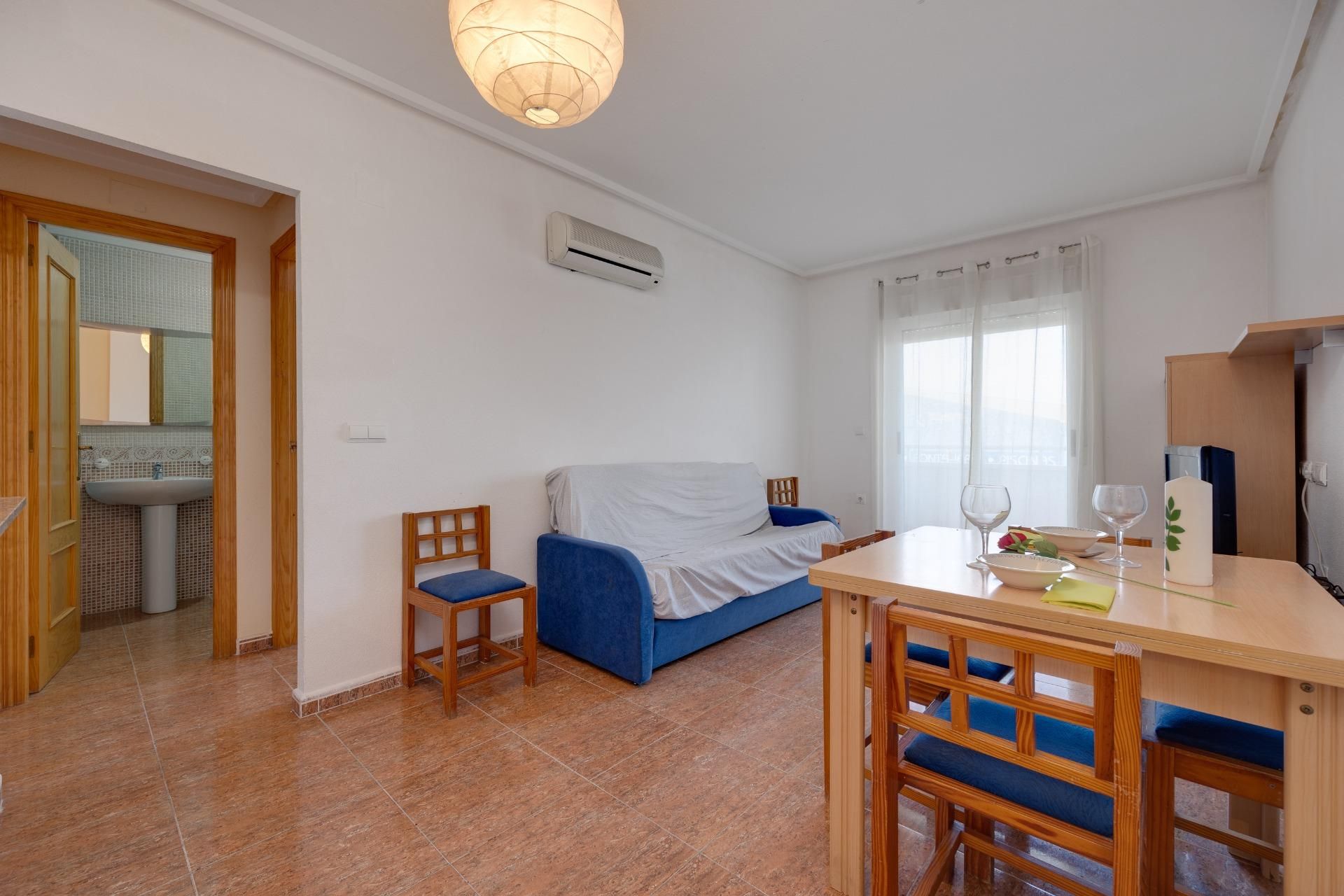 Dormitori de Apartament en venda en Torrevieja amb Terrassa i Piscina comunitària