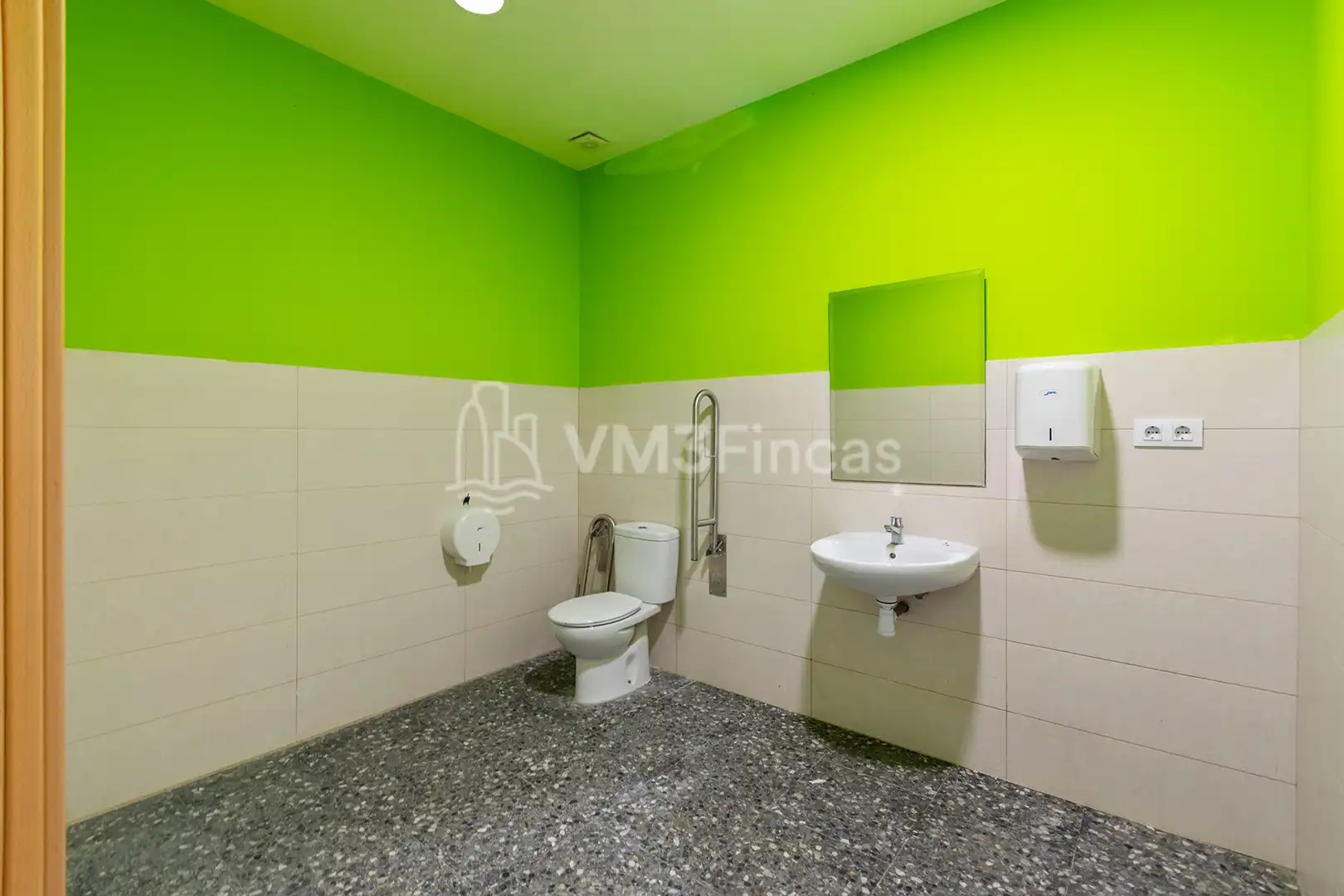 Badezimmer von Büro zur Miete in Barcelona mit Klimaanlage und Heizung