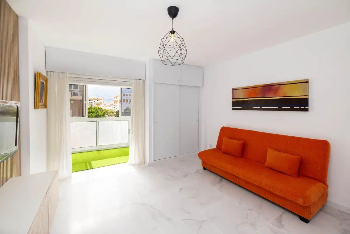 Sala de estar de Estudio en venta en Benalmádena con Calefacción, Jardín privado y Piscina