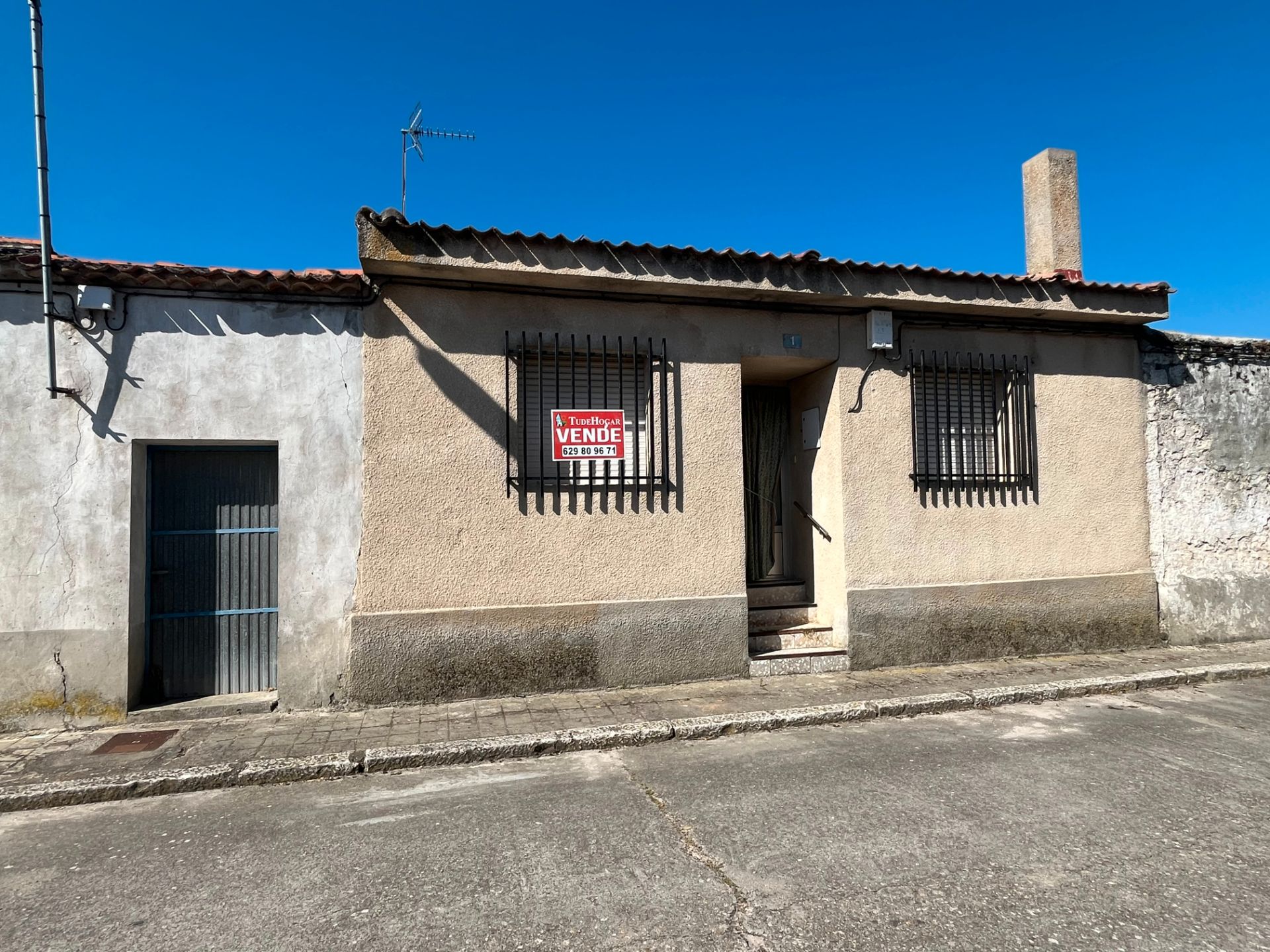 Exterior view of Single-family semi-detached for sale in La Parrilla   with Heating, Private garden and Furnished