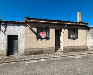 Vista exterior de Casa adosada en venda en La Parrilla  amb Calefacció, Jardí privat i Moblat