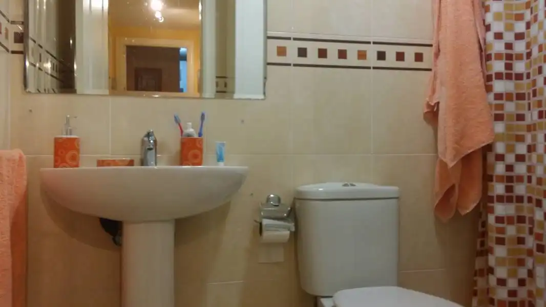 Badezimmer von Wohnung zum Verkauf in Almería mit Klimaanlage und Möbliert