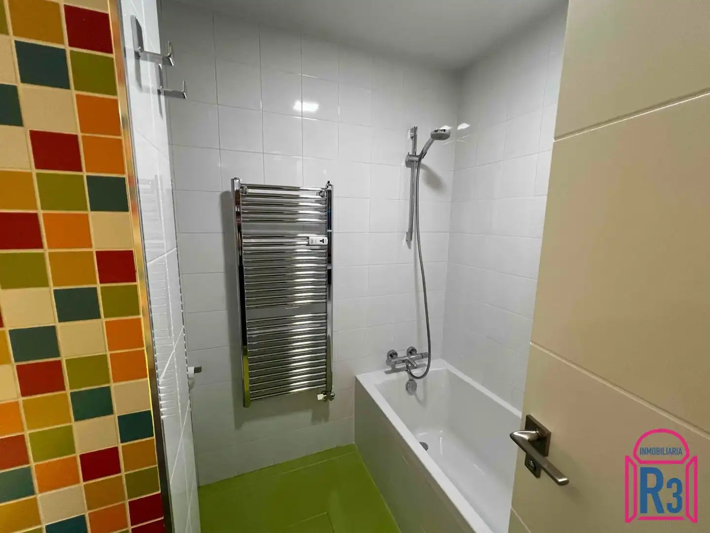 Bany de Àtic en venda en León Capital  amb Calefacció i Terrassa
