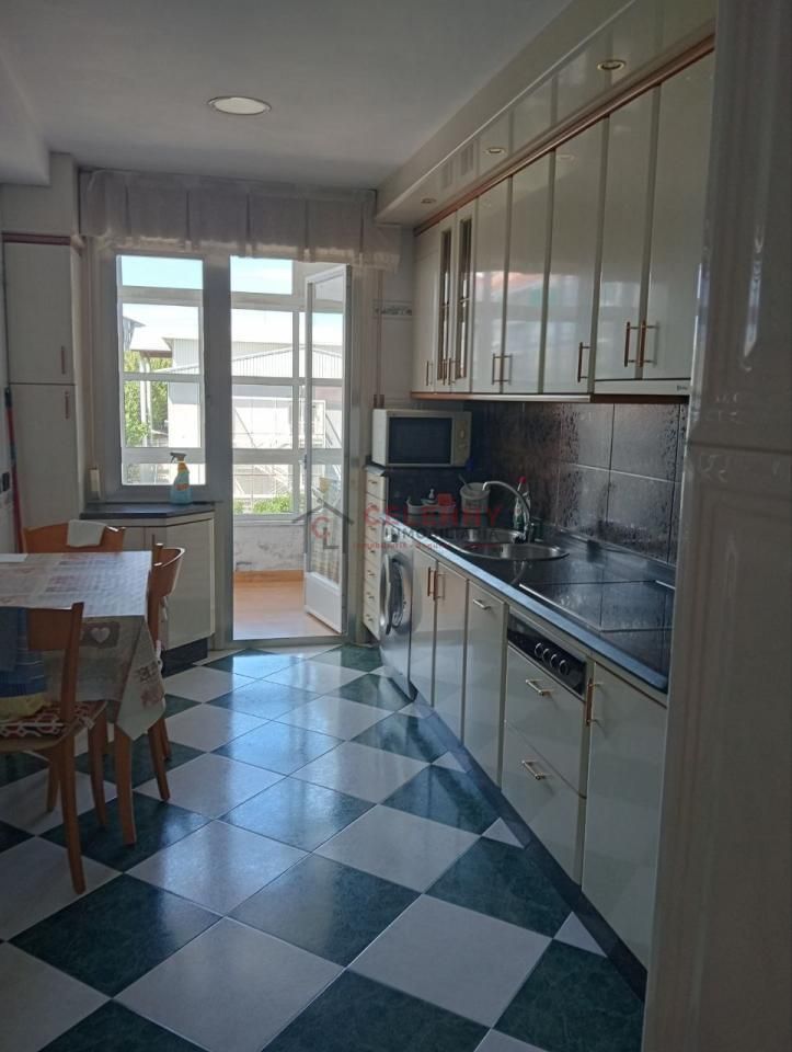 Cuina de Pis de lloguer en Ourense Capital  amb Calefacció, Parquet i Traster