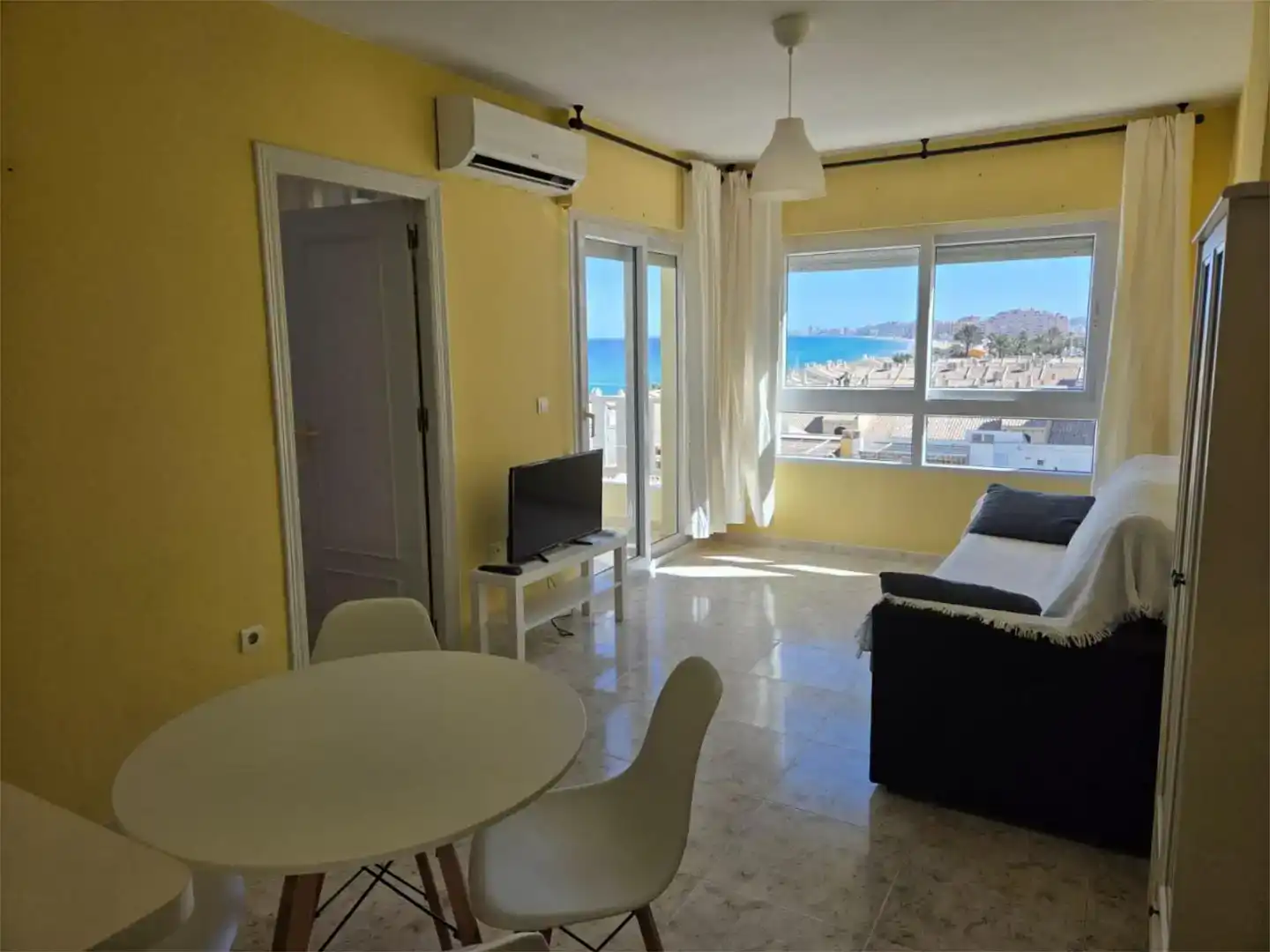 Sala d'estar de Pis de lloguer en La Manga del Mar Menor amb Aire condicionat, Piscina i Moblat