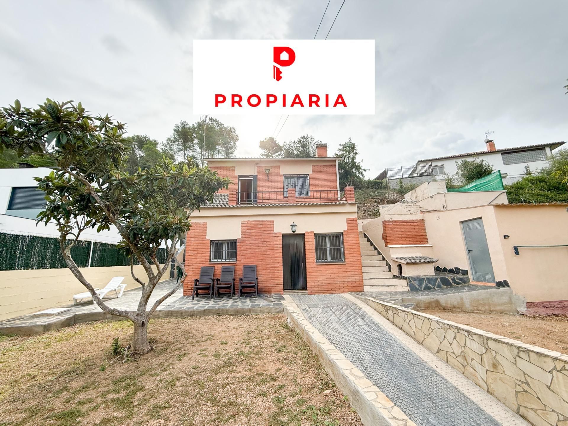 Vista exterior de Casa o xalet en venda en Vallirana amb Jardí privat, Parquet i Terrassa