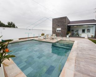Piscina de Casa o xalet en venda en Chiclana de la Frontera amb Aire condicionat, Calefacció i Jardí privat