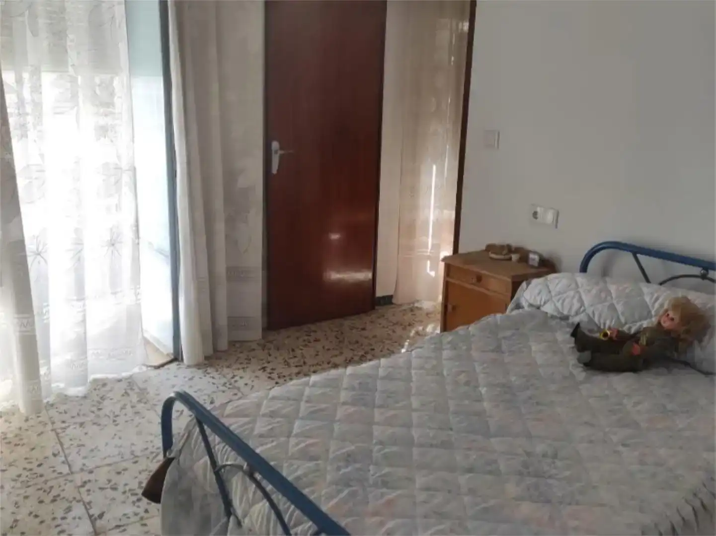 Dormitori de Casa adosada en venda en Guadix amb Balcó