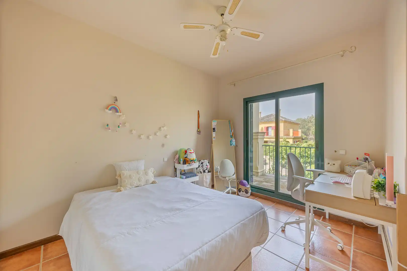 Dormitori de Casa adosada en venda en Sotogrande amb Jardí privat, Terrassa i Piscina