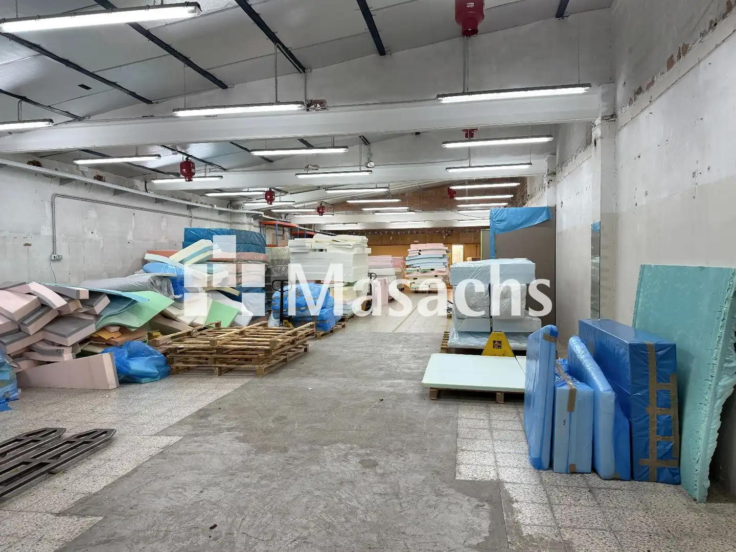 Industrial building to rent in Sud