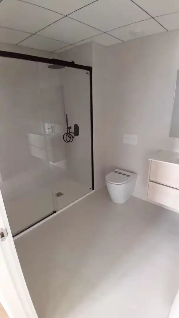 Badezimmer von Wohnung zur Miete in Lleida mit Heizung, Privatgarten und Terrasse