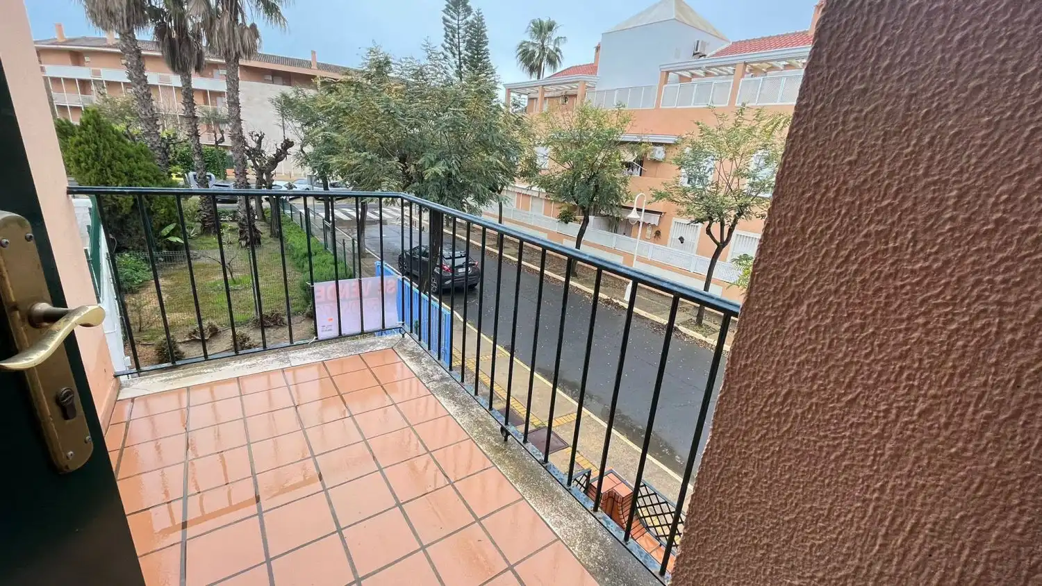 Vista exterior de Casa adosada en venta en Islantilla con Terraza y Piscina comunitaria