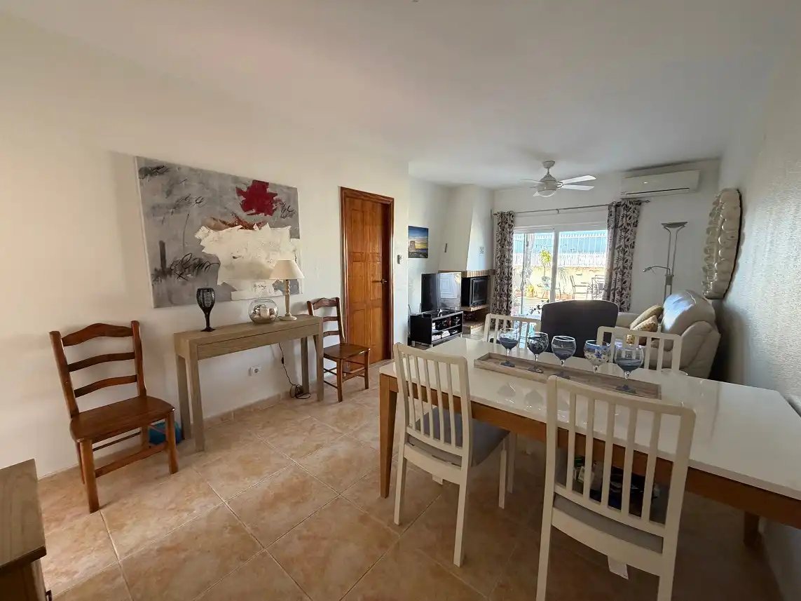 Esszimmer von Einfamilien-Reihenhaus zum Verkauf in Santa Pola mit Klimaanlage, Privatgarten und Terrasse