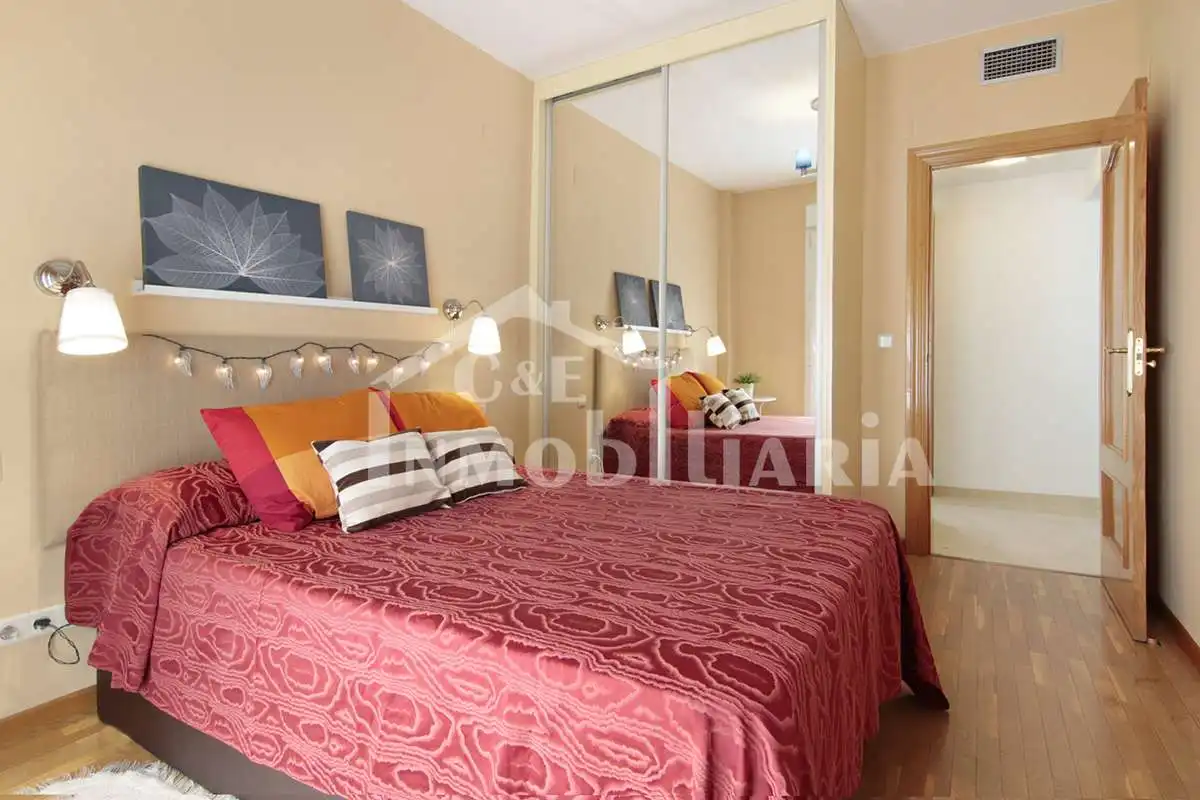 Habitación de Apartamento de alquiler en Granada con Aire acondicionado, Calefacción y Parquet