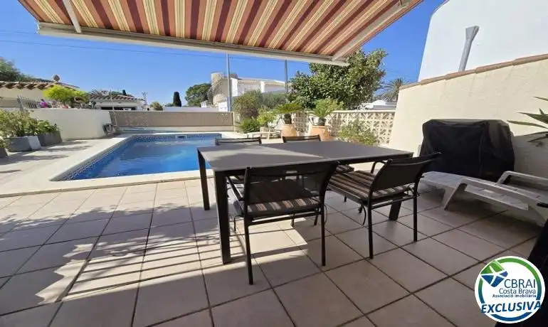 Casa con piscina en venta en Carrer Pení