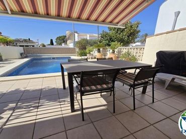 House with pool for sale in Carrer Pení