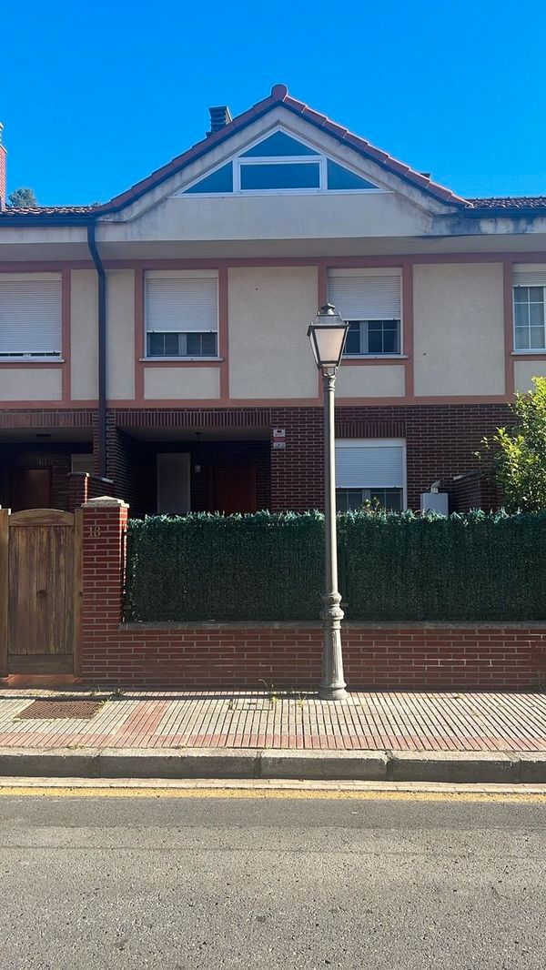 Vista exterior de Casa adosada en venda en Alonsotegi amb Calefacció, Jardí privat i Traster