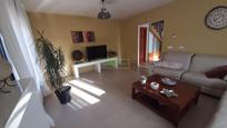 Sala d'estar de Casa adosada en venda en Onzonilla