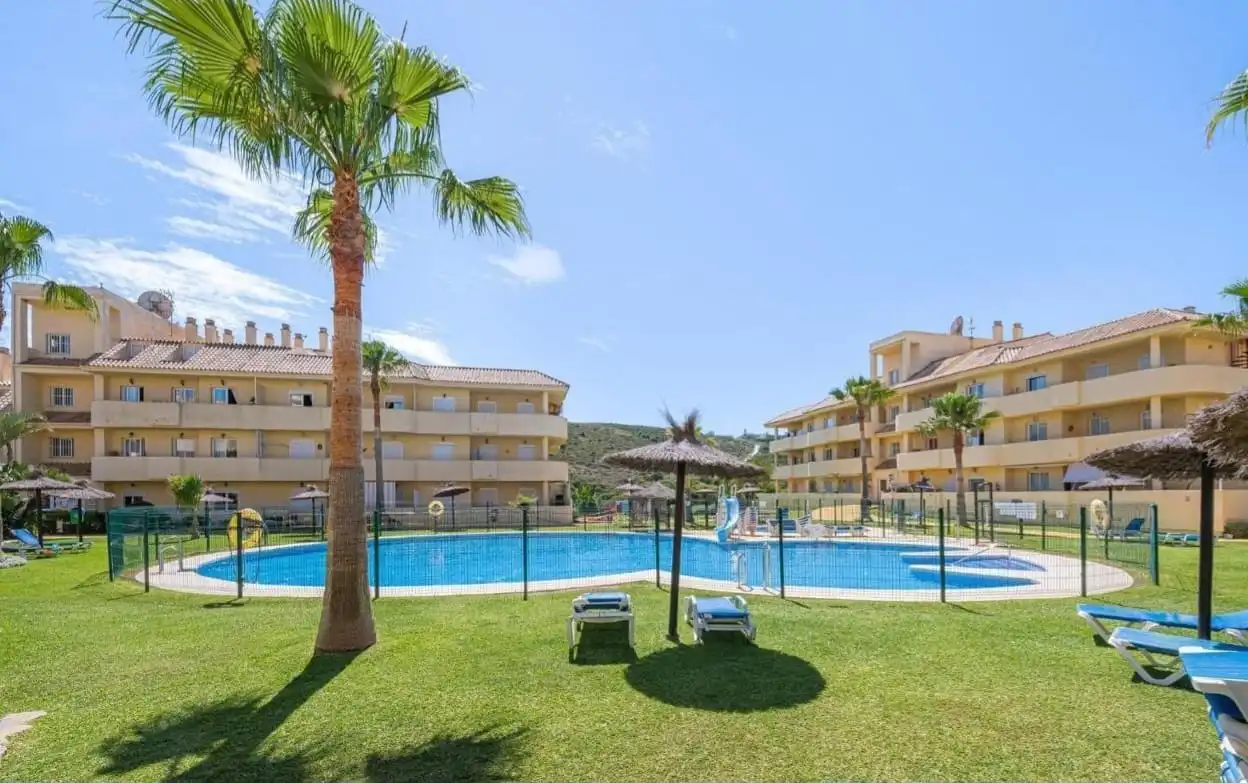 Vista exterior de Apartament en venda en Manilva amb Aire condicionat, Terrassa i Traster