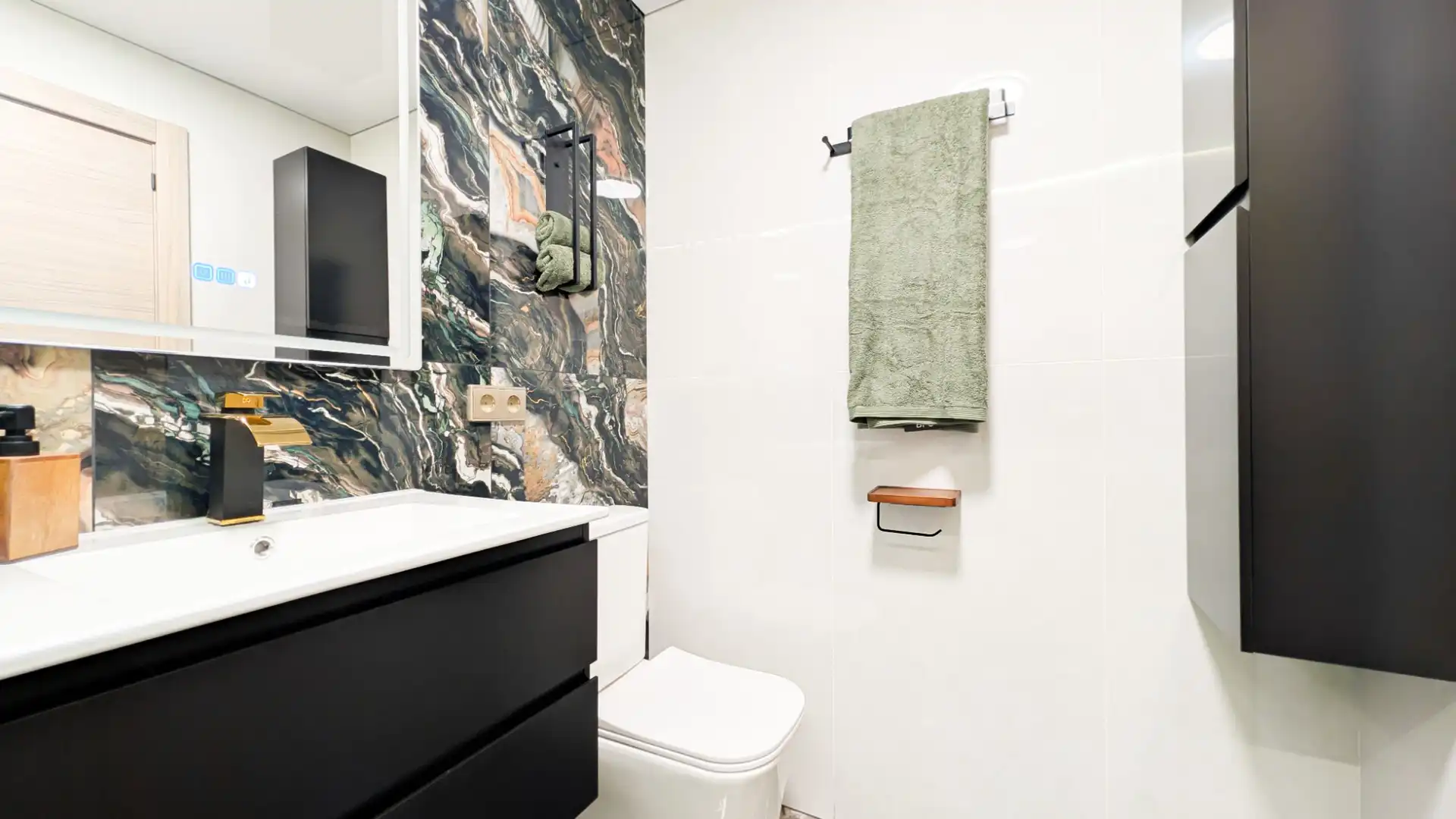Baño de Apartamento en venta en Torrevieja con Aire acondicionado, Terraza y Amueblado