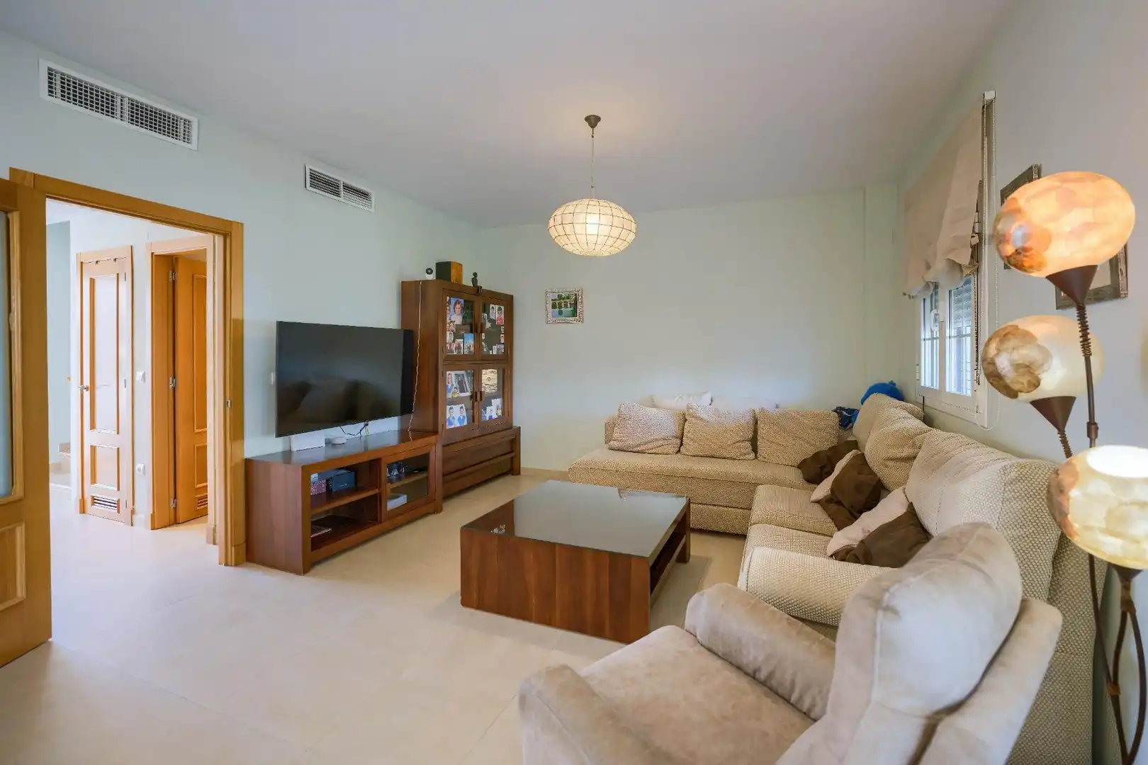 Sala de estar de Casa adosada en venta en Bormujos con Aire acondicionado, Jardín privado y Terraza
