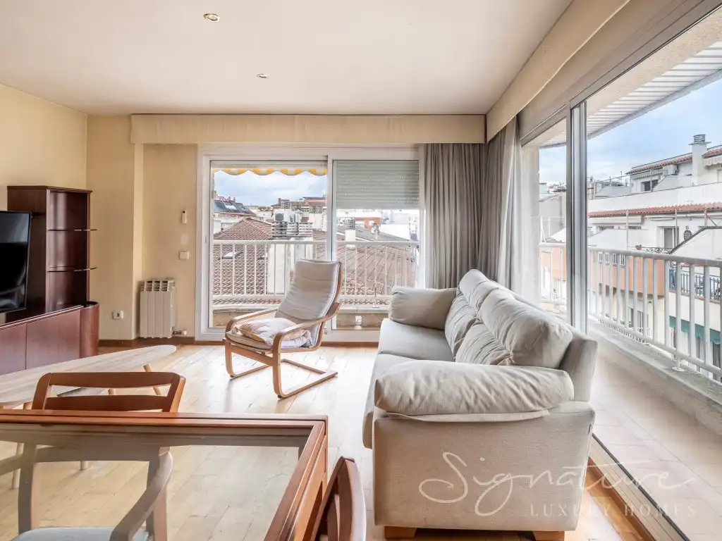 Living room of Attic for sale in Sant Cugat del Vallès  with Air Conditioner, Terrace and Swimming Pool