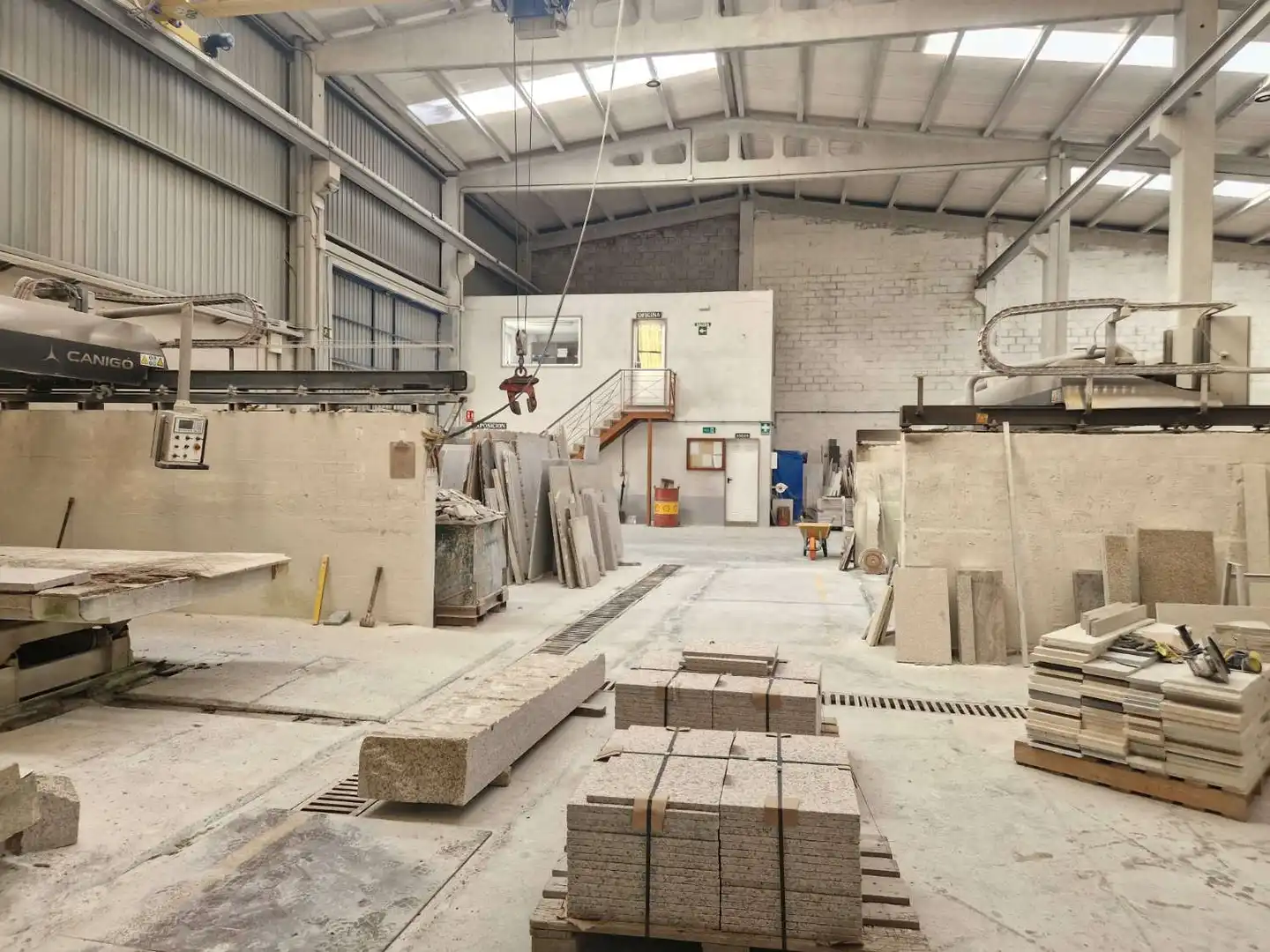 Industrial buildings for rent in Noia