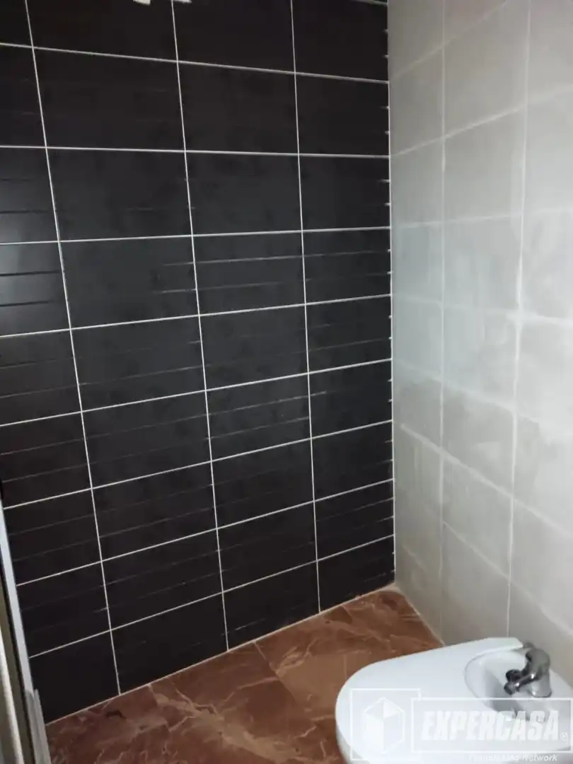 Badezimmer von Wohnung zum Verkauf in Tous mit Klimaanlage und Terrasse